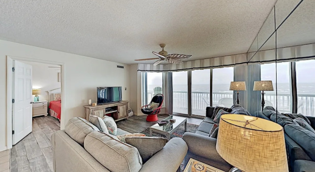 Stylish Beachfront Getaway W/ 2 Pools & Lazy River 3 Bedroom Condo, Забронировать Апартаменты/квартира Отели Миртл-Бич с парковкой, рядом с Pine Lakes International Country Club, Парковка