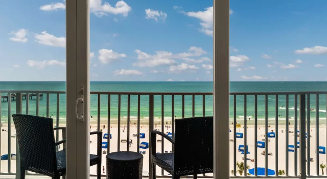 Двухместный полулюкс с балконом и с видом на залив Hilton Clearwater Beach Resort & Spa