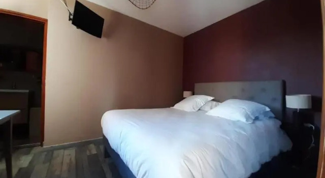 Logis Hotel le 1050, Book Hotel Hoteller i Rhône-Alps med pool, Swimmingpool