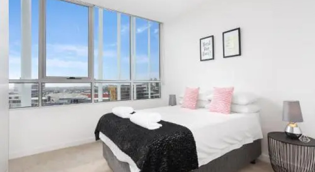 As the Sun Sets - Modern and Spacious 2BR Zetland Apartment Facing the Setting Sun