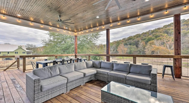 Lavish Riverfront Escape with Gas Grill, Prenota Casa vacanze  