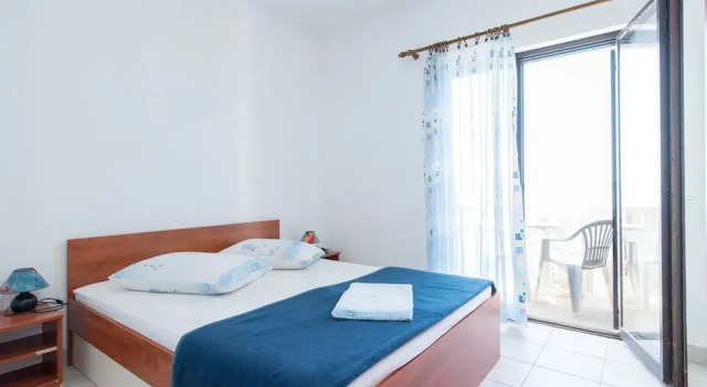 Apartments Neva- Two Bedroom Apartment With Balcony, Book Lejlighed Hoteller i Split Region med parkering, Parkering