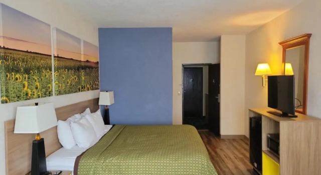 Suite Days Inn by Wyndham Topeka