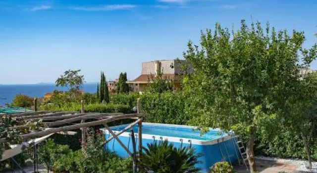 Villa Russo, Забронировать Вилла Отели Вико-Экуенсе с парковкой, рядом с Железнодорожный вокзал Сеяно компании Circumvesuviana, Парковка