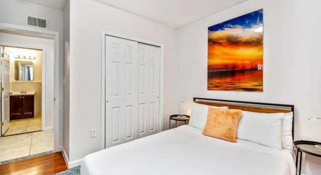 Gorgeous 2BD Next to the Convention Center and Reading Terminal, Забронировать Отель Отели Филадельфии 3 звезды, рядом с National Constitution Center, 3*