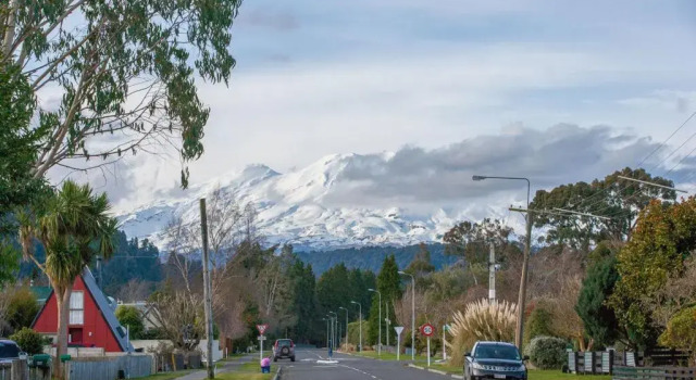 The Purple House - Ohakune Holiday Home with Spa Pool