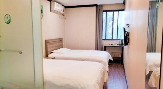 Кровать в общем номере (мужской номер) 99 Preferred Hotel (Shanghai Film Park Chedun Station Branch)