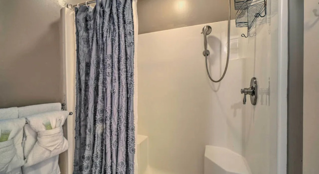 Коттедж с 3 комнатами с балконом Peaceful Sevierville Home w/ Private Hot Tub!