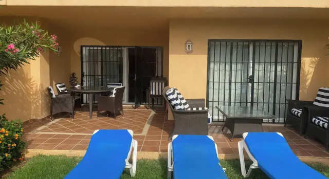 2 Bed Apartment Sleeps 4 - Pool Access - Garden, Забронировать Апартаменты/квартира Марбелья Коста-дель-Соль, рядом с Теннисный и спортивный клуб Don Carlos