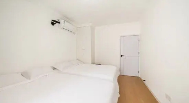 Кровать в общем номере с видом на внутренний двор Shijia Homestay (Lujiazui Shanghai Branch)