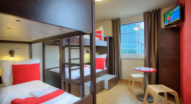Кровать в общем номере MEININGER Hotel Berlin Hauptbahnhof