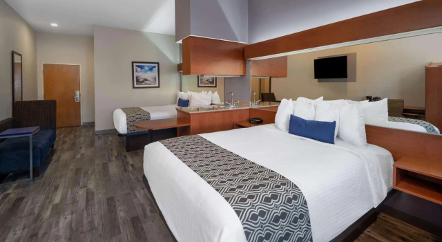 Четырёхместный люкс Microtel Inn & Suites by Wyndham Tracy