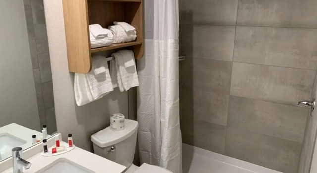 Четырёхместный номер Standard с видом на озеро Microtel Inn & Suites by Wyndham Georgetown Lake