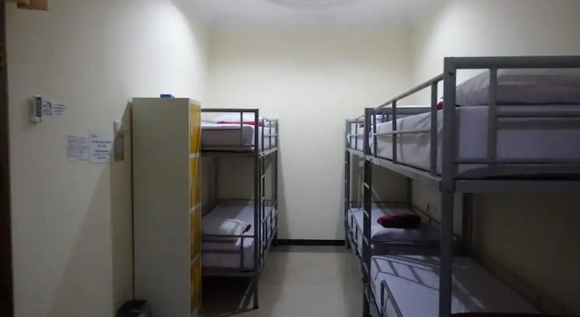 Vuode makuusalissa (naisten makuusali) parvekkeella The Backpacker Semarang - Hostel