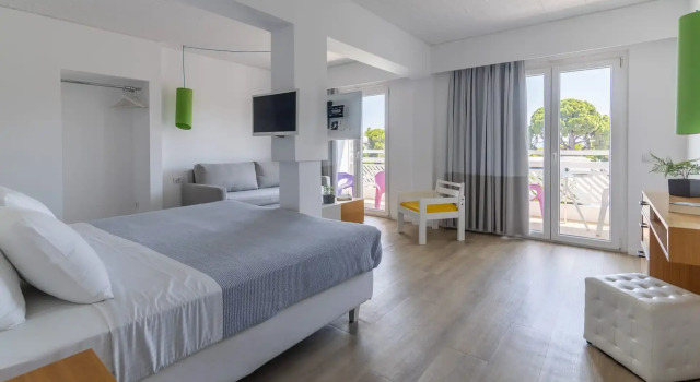 Полулюкс с видом на бассейн Marathon Beach Resort