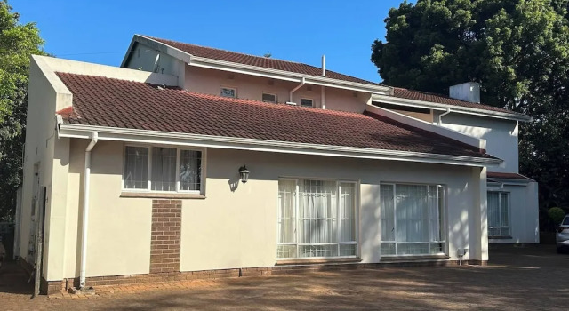 Spacious 4BR Home Pool & Balconies Krantzkloof