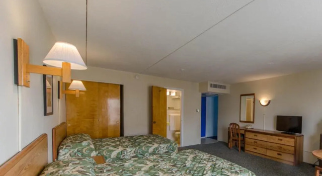 Четырёхместный номер Standard с балконом и с видом на город Attache Motel