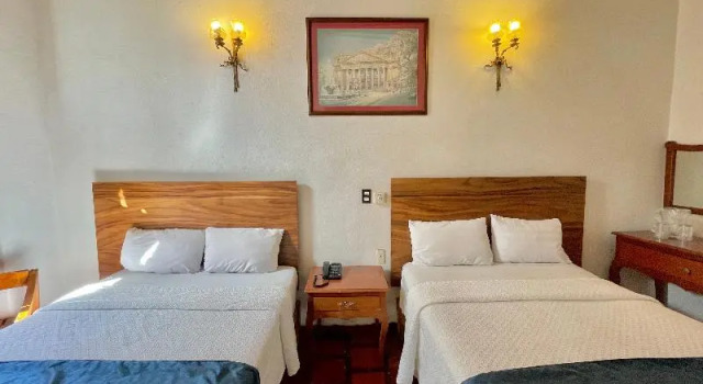 Четырёхместный номер Standard с балконом Hotel Frances