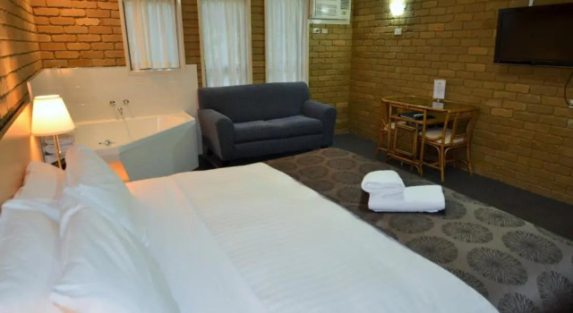 Номер Deluxe Tropicana Motor Inn
