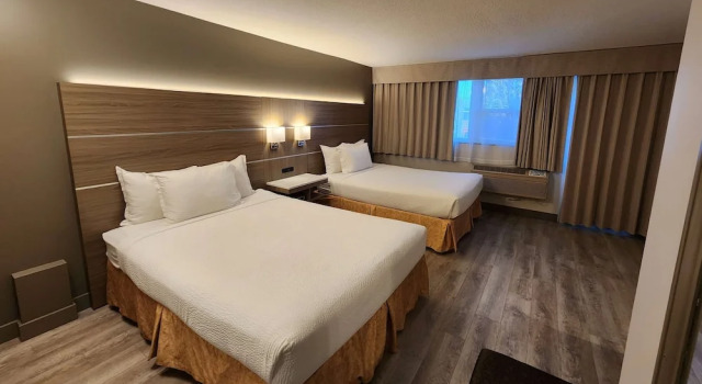 Четырёхместный номер Standard с красивым видом из окна Days Inn by Wyndham Penticton Conference Centre