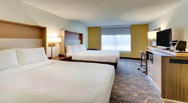 Четырёхместный номер Standard с видом на поле для гольфа Holiday Inn Staunton Conference Center by IHG