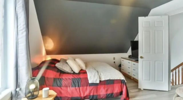 Stunning 2-bed House in Gatineau, Rezerwuj Hotel Hotele w Outaouais z parkingiem, Parking