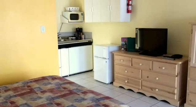 Студия с видом на озеро Golden Sands Resort Motel