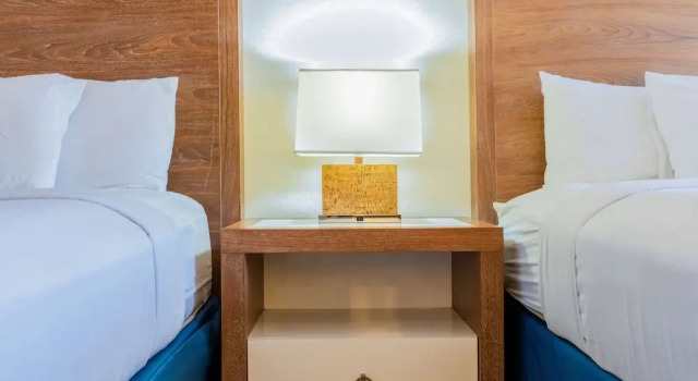 Четырёхместный номер Standard с видом на внутренний двор Ramada by Wyndham Flamingo Water Park