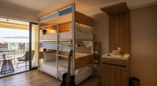 Кровать в общем номере (женский номер) с балконом Amalthea Hotel