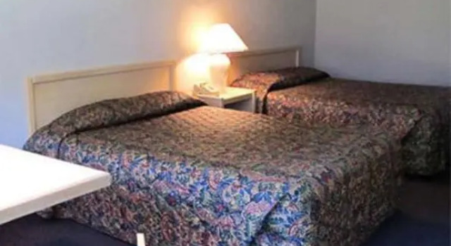 Четырёхместный номер Standard Valley Oaks Inn Woodland