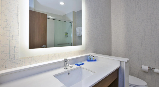 Четырёхместный номер Standard Holiday Inn Express Grand Rapids Airport North by IHG