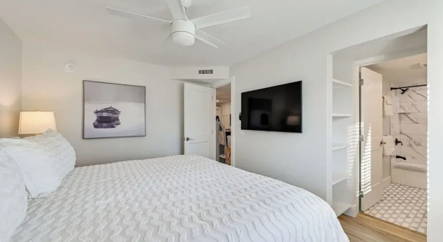 Апартаменты Sleek Coastal Abode: 1 Block to Naples Beach!