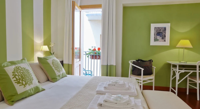 Четырёхместный номер Standard с балконом Hotel Al Madarig
