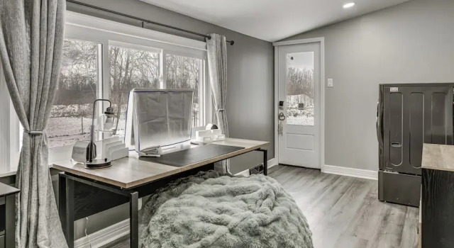 2 Mi to Airport: High-end Cheektowaga Home!, Book Feriehus Depew New York State