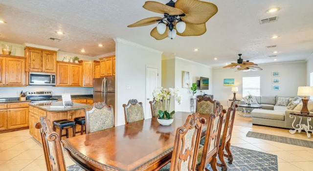 Walk to Shore: Crystal Beach Family Home w/ Deck!, Rezerwuj Dom wakacyjny Hotele w Crystal Beach z parkingiem, Parking