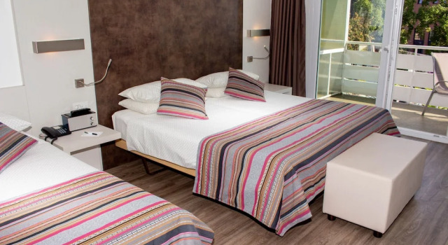 Трёхместный номер Standard с балконом Colorado Hotel