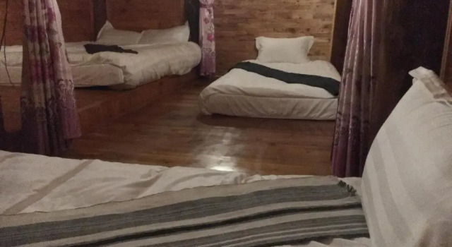 Кровать в общем номере Khen Mong Nature Hotel