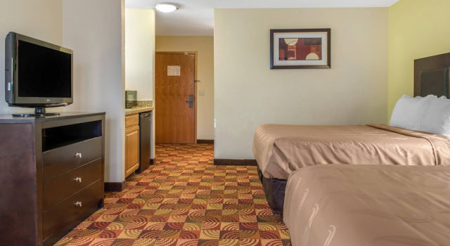 Четырёхместный номер Standard с балконом Quality Inn Bloomington Near University
