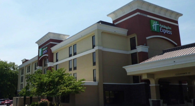 Holiday Inn Express Burlington by IHG, Забронировать Отель Берлингтон Северная Каролина