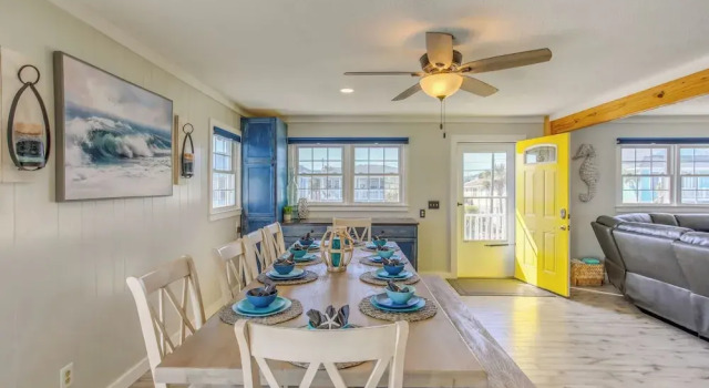 Waterfront Home w/ Deck in North Myrtle Beach!, Забронировать Дом для отпуска Отели Норт-Миртл-Бич с парковкой, рядом с Заповедник Расселл-Берджесс-Костал, Парковка