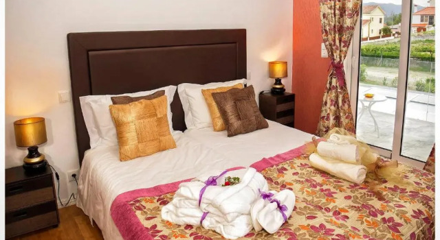 B&B Villa Vale Flores, Забронировать Отель «постель и завтрак» Отели Виана-ду-Каштелу с бассейном, рядом с Часовня Святой Фёклы, Бассейн