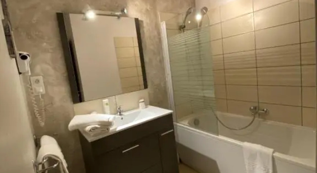 Номер Standard с балконом Logis Hôtel Médiéval, Montélimar Nord