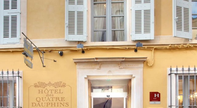 Les Quatre Dauphins, Забронировать Отель Отели Экс-ан-Прованса 3 звезды, рядом с Fontaine d'Argent Theater, 3*