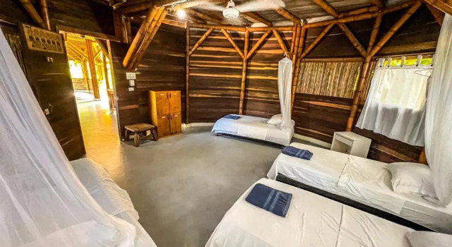 Кровать в общем номере Santuario Playa Bonita