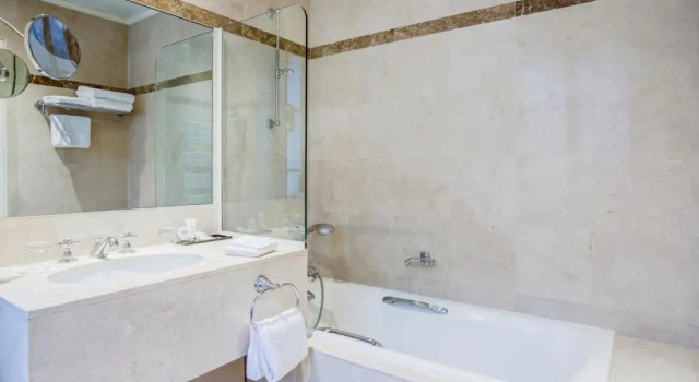 Трёхместный номер Deluxe Hotel Royal Saint Honoré Paris Louvre