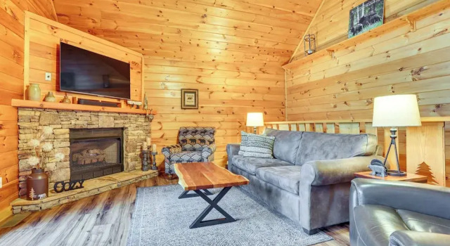 Коттедж с 2 комнатами 2-tier Deck & Hot Tub: Quiet Sevierville Cabin