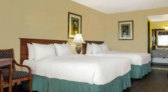 Четырёхместный номер Standard Quality Inn Benson I-10 Exit 304