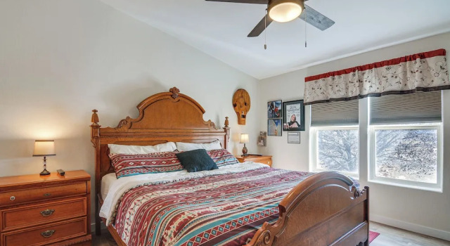 Коттедж 13 Mi to Lake Powell: Mtn-view Home w/ Deck & BBQ