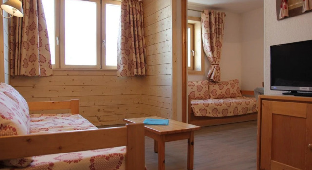 This nice apartment of about 28m2 is at the 4th floor Apartment 1 agen
