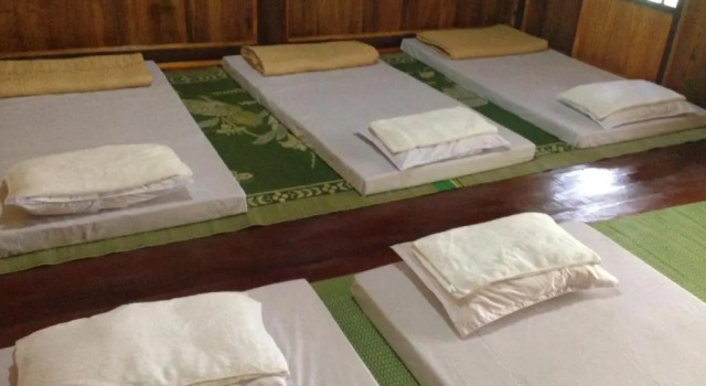 Кровать в общем номере Ba Be Lake Homestay - Quynh Chi